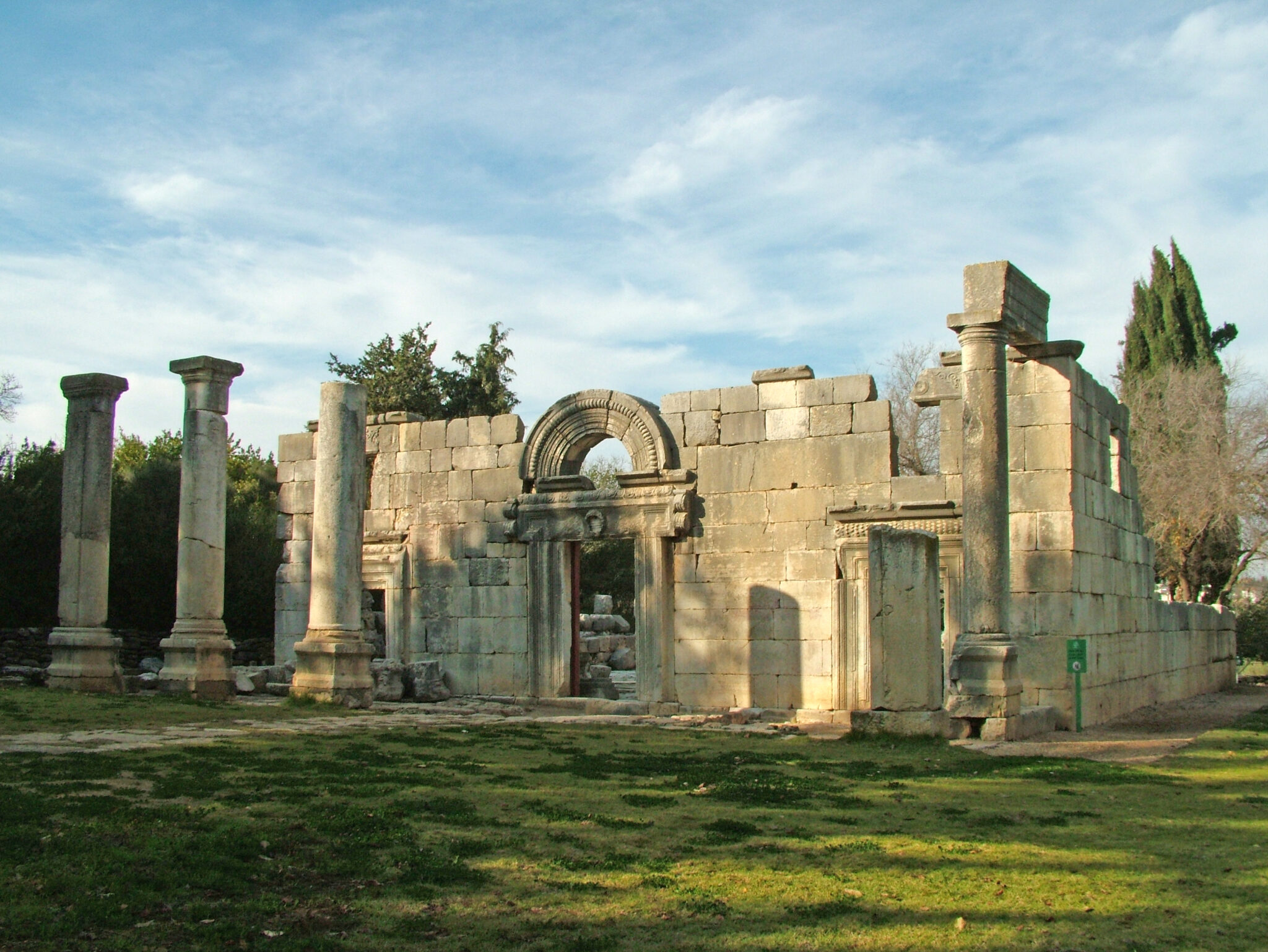 Ruins_of_the_Ancient_Synagogue_at_Bar’am